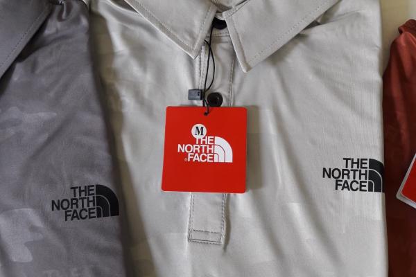 หมวก Under Armour , เสื้อคอปก North Face , กางเกงขาสั้น PGA , Ol