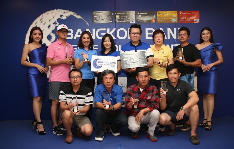 (คนที่ 4 จากทางขวาแถวหลัง) คุณยศวินทร์ พัชรรังสิโสภา VP ฝ่ายการตลาดบัตรเครดิต ธนาคารกรุงเทพ (คนที่ 4 จากทางซ้ายแถวหลัง) คุณมัญชุพร เสาวลักษณ์พรรณ AVP ฝ่ายการตลาดบัตรเครดิต ธนาคารกรุงเทพ ร่วมถ่ายรูปแสดงความยินดีกับนักกอล์ฟผู้ถือบัตรเครดิต ธ.กรุงเทพ ที่ได้รางวัลในไฟล์ทต่างๆ ในแข่งขัน Bangkok Bank Golf Tournament 2019 ณ สนามเดอะ วินเทจ คลับ เมื่อวันที่ 18 ก.ค. 62 ที่ผ่านมา