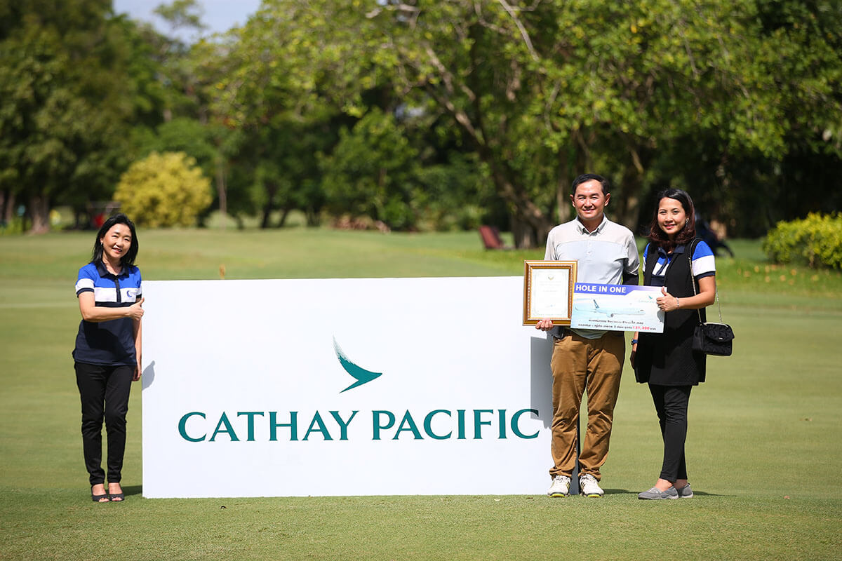 Hole in one แตกแล้ว...คุณมัญชุพร เสาวลักษณ์พรรณ AVP ฝ่ายการตลาดบัตรเครดิต ธนาคารกรุงเทพ และคุณลลินทร์ทิพย์ ภาคีบัว Project Manager สายบัตรเครดิต ธนาคารกรุงเทพ จำกัด ให้เกียรติถ่ายรูปและแสดงความยินดีกับคุณคุณจตุรงค์ สุขสำราญ ที่สามารถทำ Hole in one ได้สำเร็จที่หลุม 8 ระยะ 140 หลา ด้วยเหล็ก 9 ในการแข่งขัน Bangkok Bank Golf Tournament 2019 ณ สนามเดอะ วินเทจ คลับ เมื่อวันที่ 18 ก.ค. 62 ที่ผ่านมา