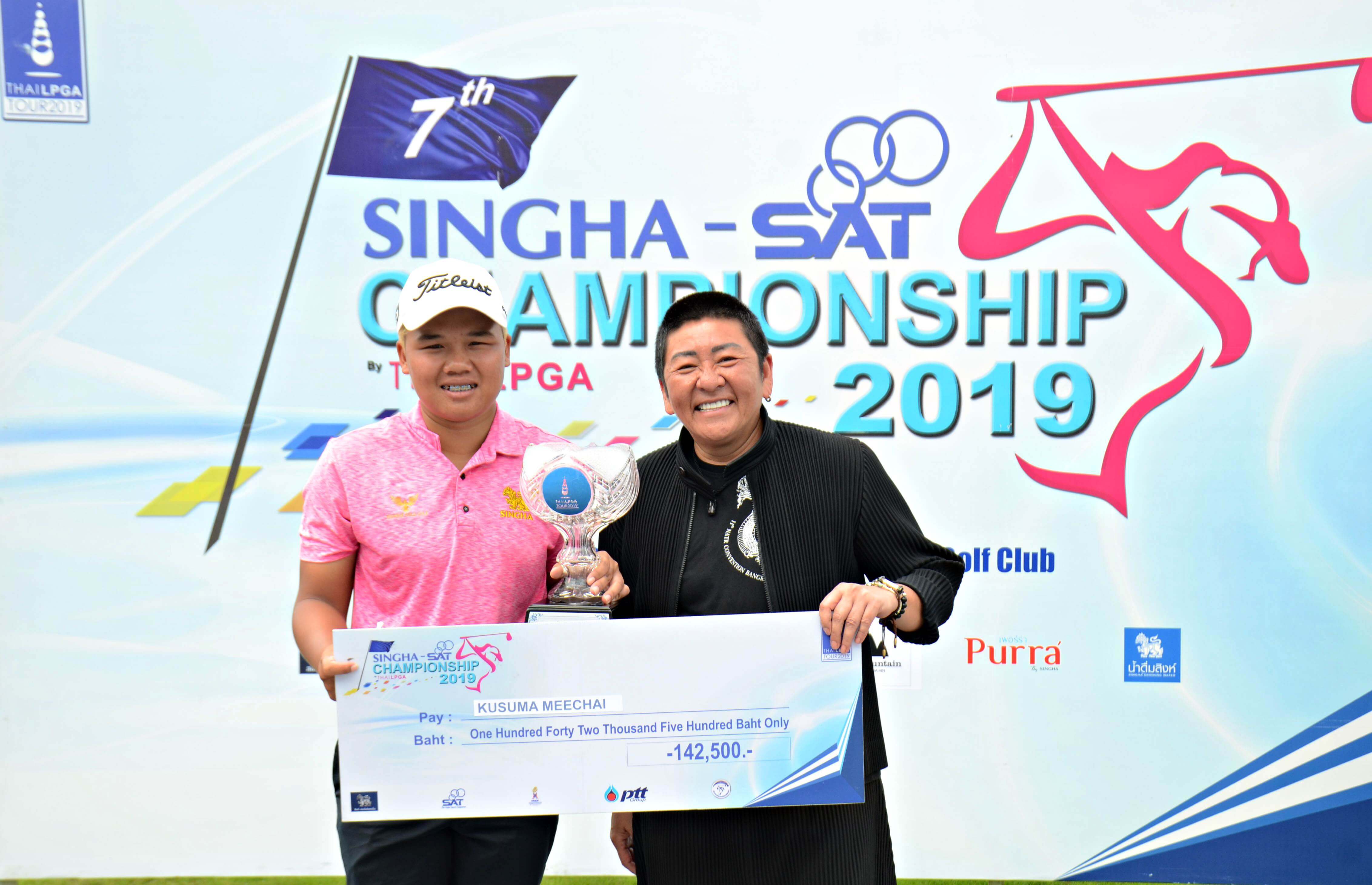 คุณปฏิญญา ควรตระกูล นายกสมาคมกีฬากอล์ฟอาชีพสตรี มอบถ้วยรางวัลชนะเลิศและเช็คเงินสด แก่ กุสุมา มีชัย แชมป์ประเภทอาชีพ